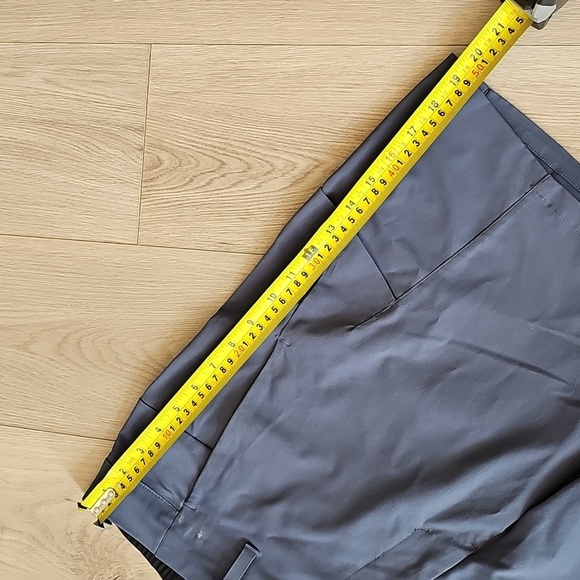 2021 Lululemon Utility Cargo Shorts 8" Inseam, Size 34 - Picture 10 of 16